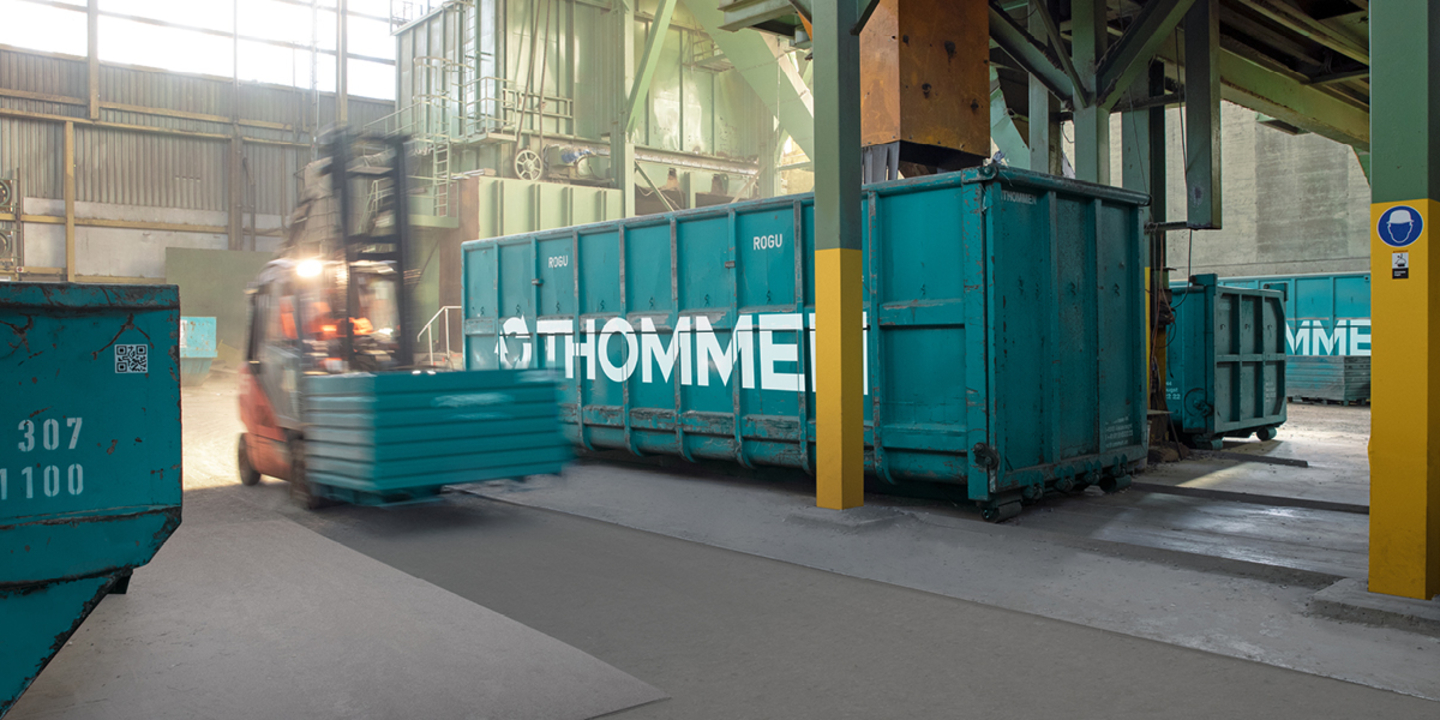Stapler zwischen Container in Halle