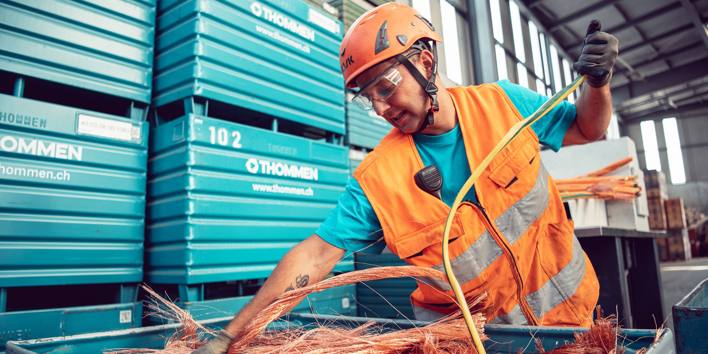 Mitarbeiter trennt Kuper aus Kabel