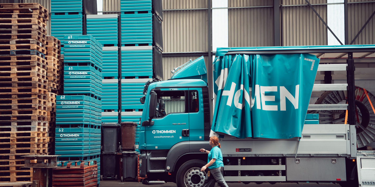 Mitarbeiterin LKW Halle