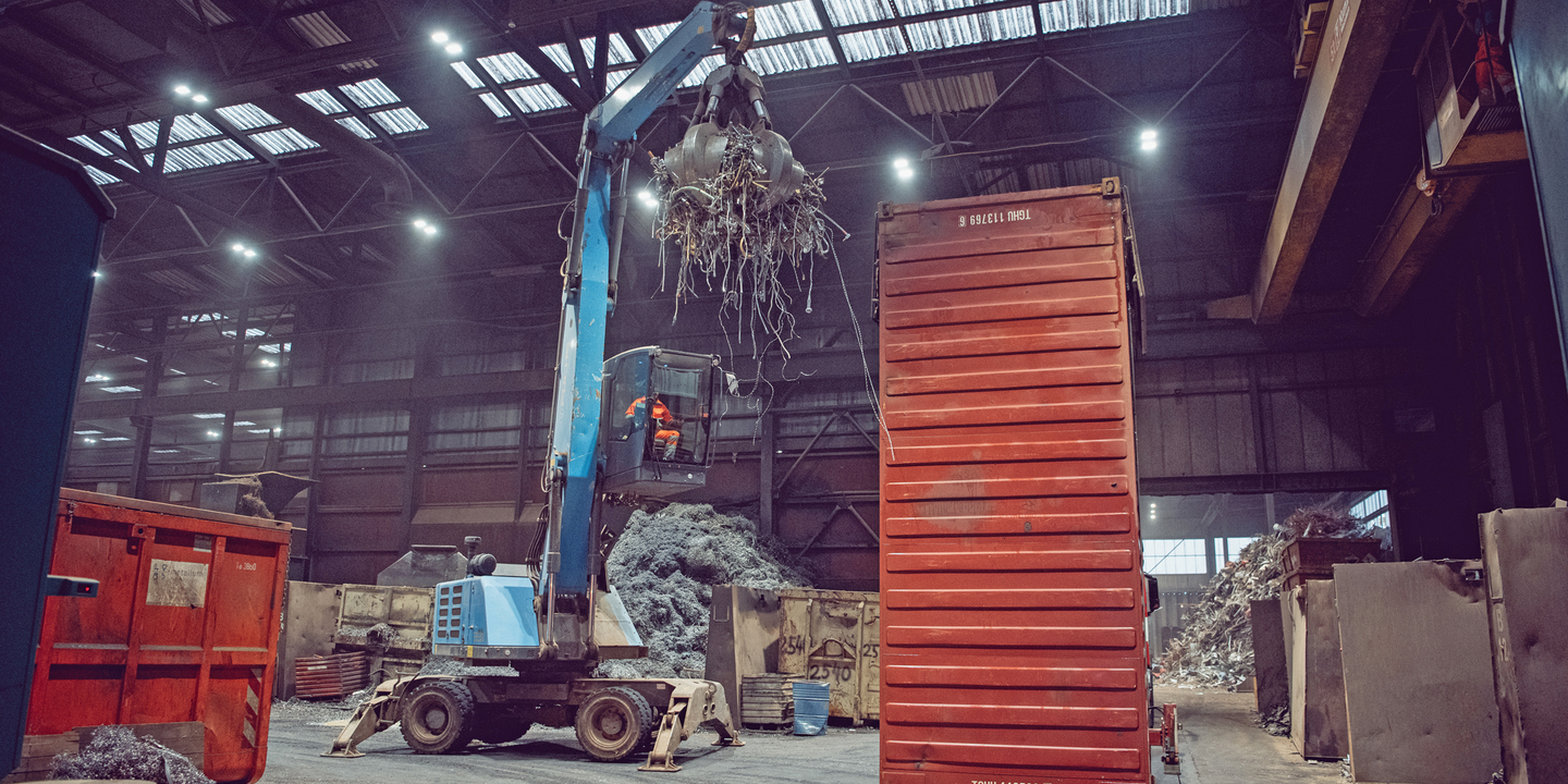 Container-Halle-Greifkran