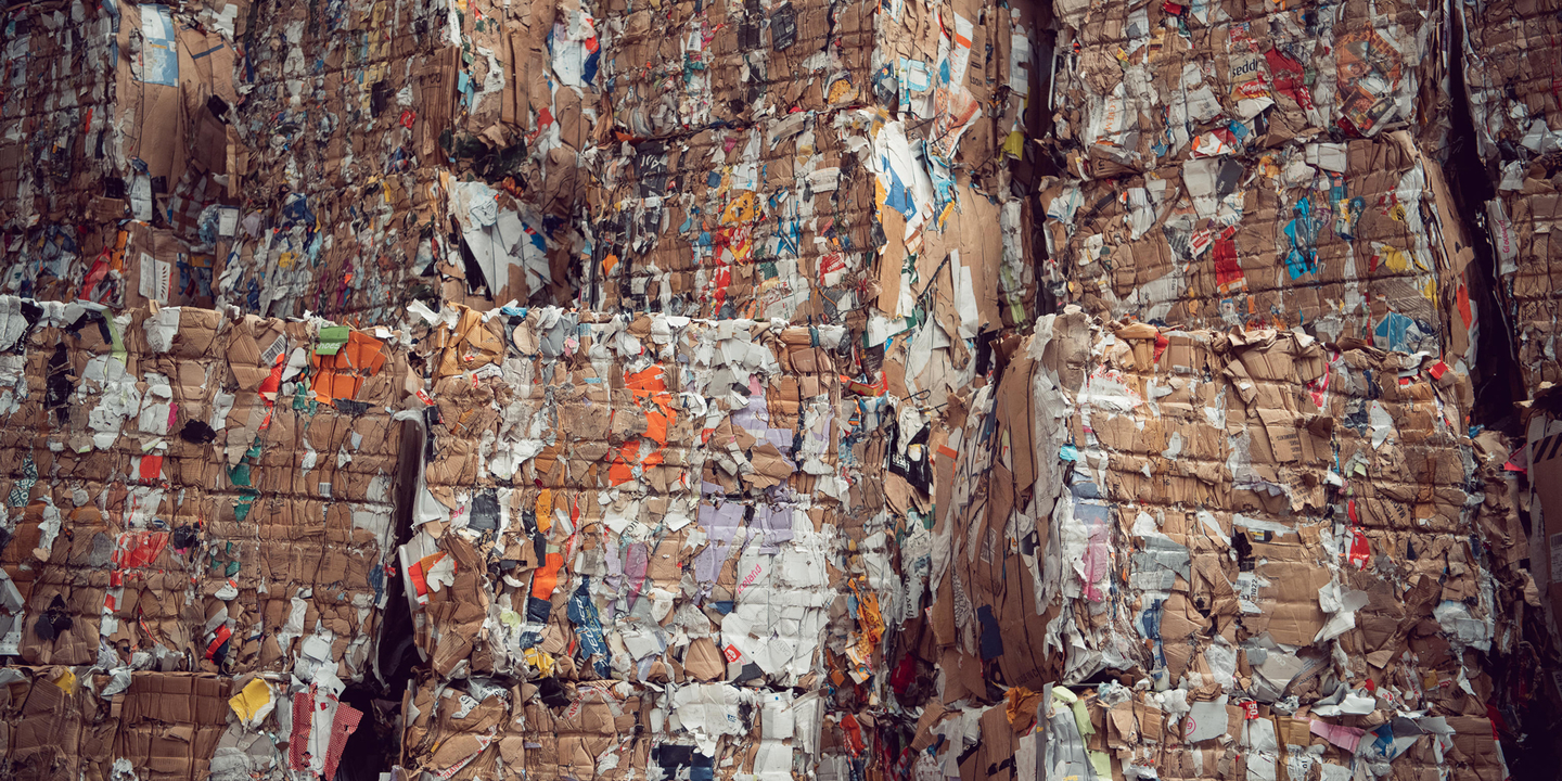 Papier und Karton gestapelt
