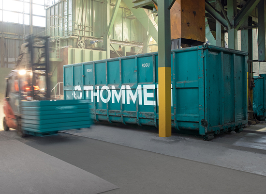 Stapler zwischen Container in Halle