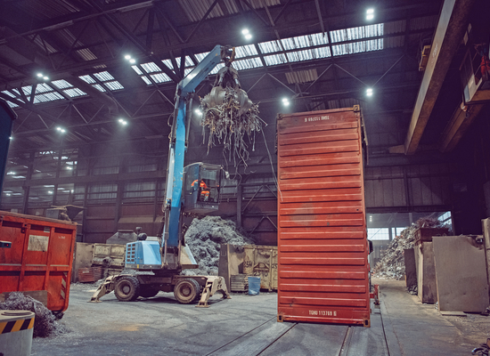 Container-Halle-Greifkran