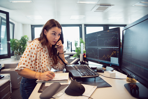 Mitarbeiterin am Telefon