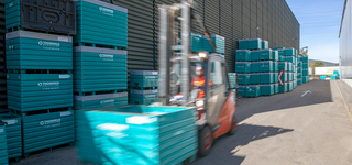 Fahrender Gabelstapler ausserhalb Hallen