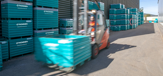 Stapler mit Mulde in Fahrt