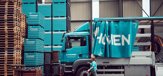 Mitarbeiterin LKW Halle