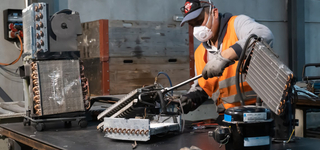 Mitarbeiter bearbeitet das Klimagerät 